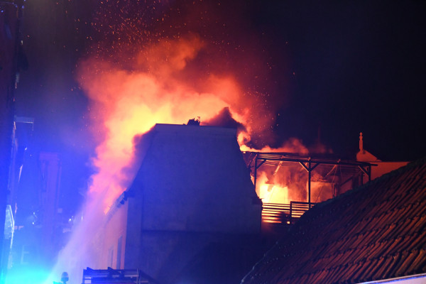 Grote brand in woning centrum van Vlissingen: ‘We zagen de deur open staan en zijn gelijk naar boven gerend’