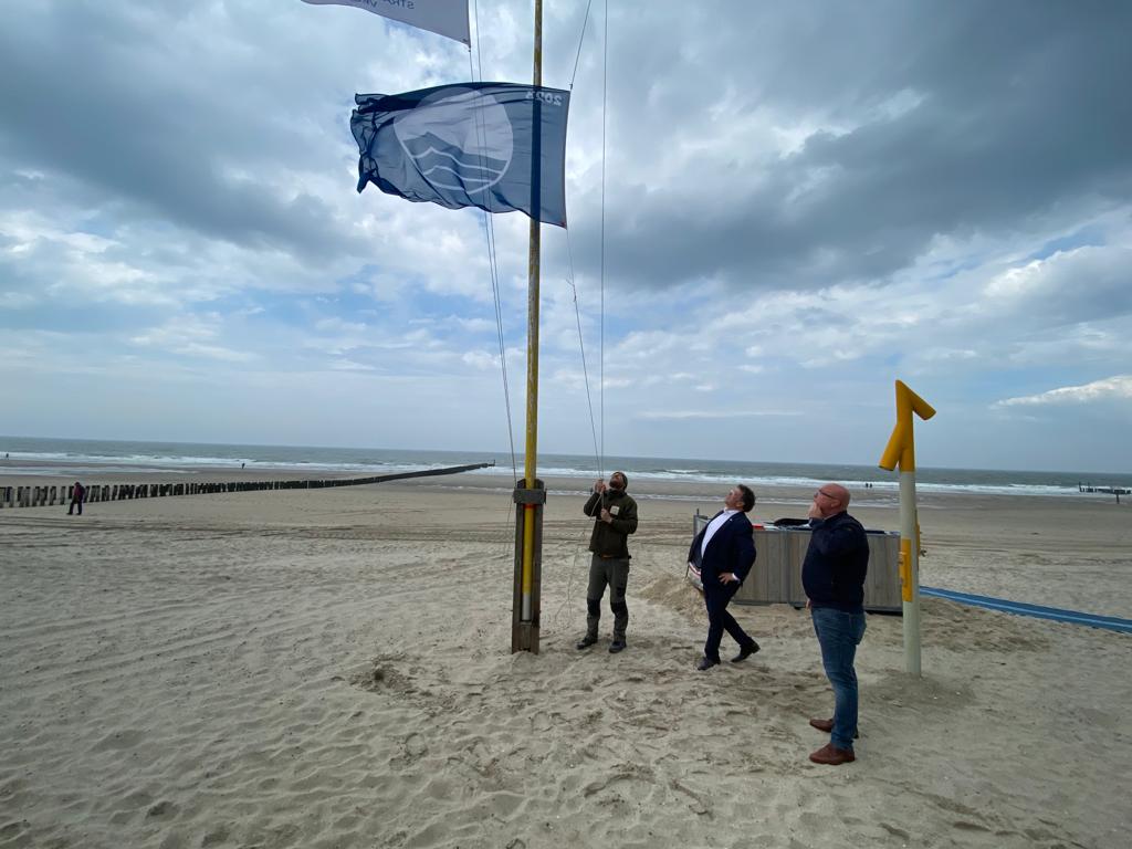 Zonnebrandpaal in Domburg en blauwe vlag voor stranden Veere en Vlissingen