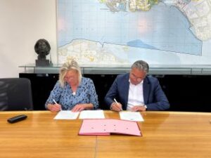 ondertekening-samenwerkingsovereenkomst-adviesraad-320