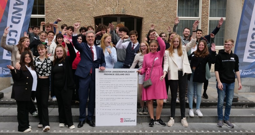 Jonge Zeeuwen kruipen in de huid van politici tijdens jongerenparlement
