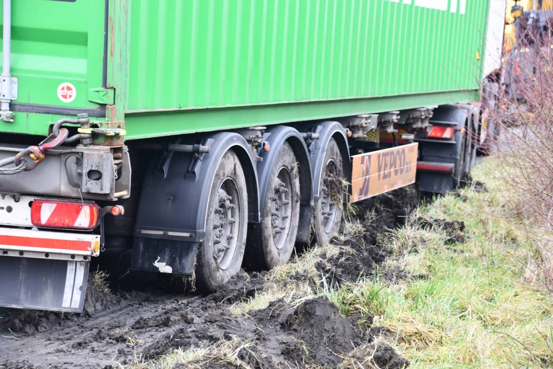 Vrachtwagen raakt van de weg bij oprit N254 Nieuwdorp