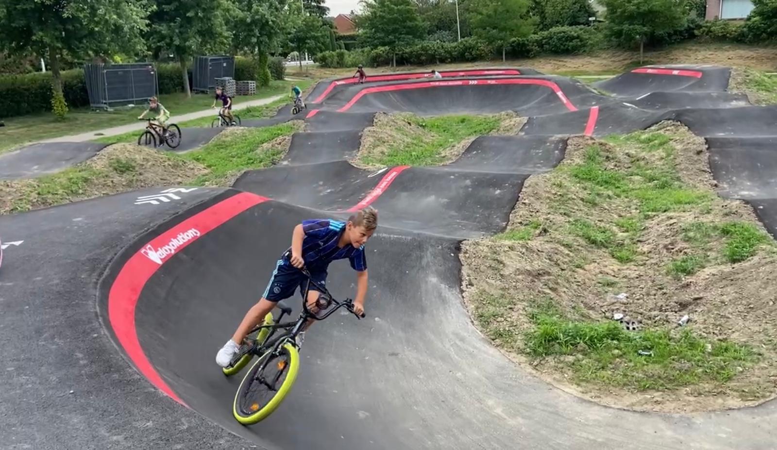 Kinderen Koudekerke krijgen voor de zomer een pumptrack