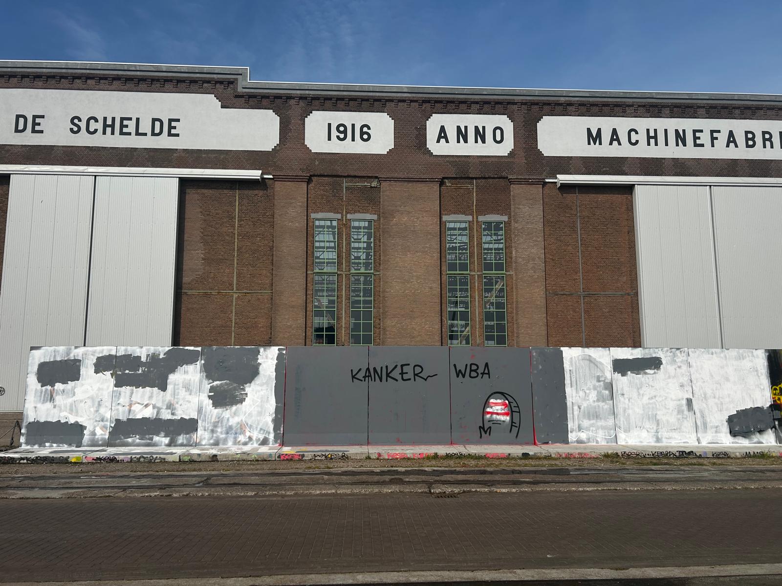 Voetbaloorlogje op graffitiplek