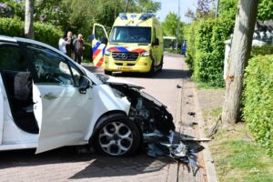 auto tegen boom
