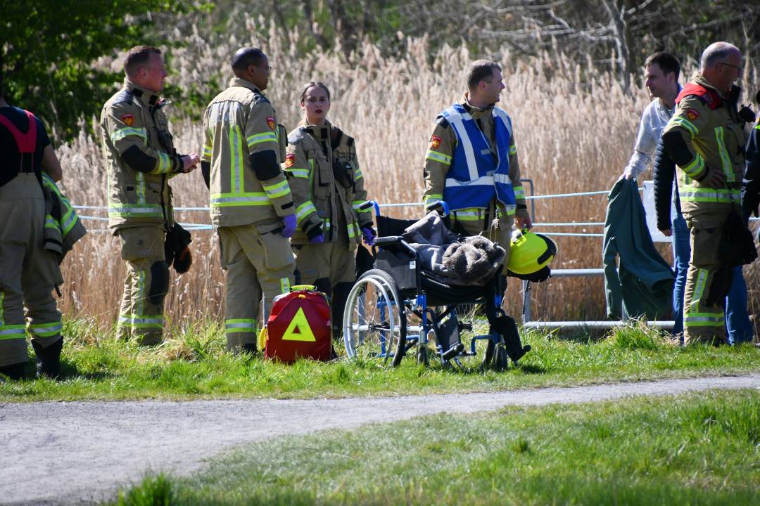 Vrouw met rolstoel te water in Middelburg