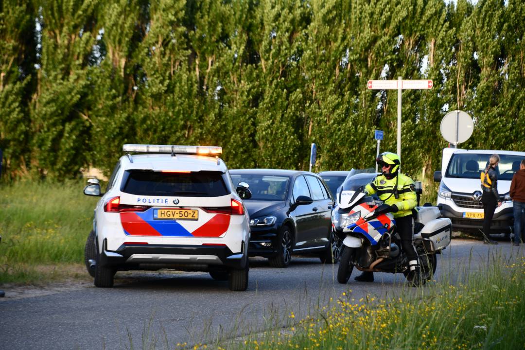 Motorrijder rijdt de sloot in bij Serooskerke