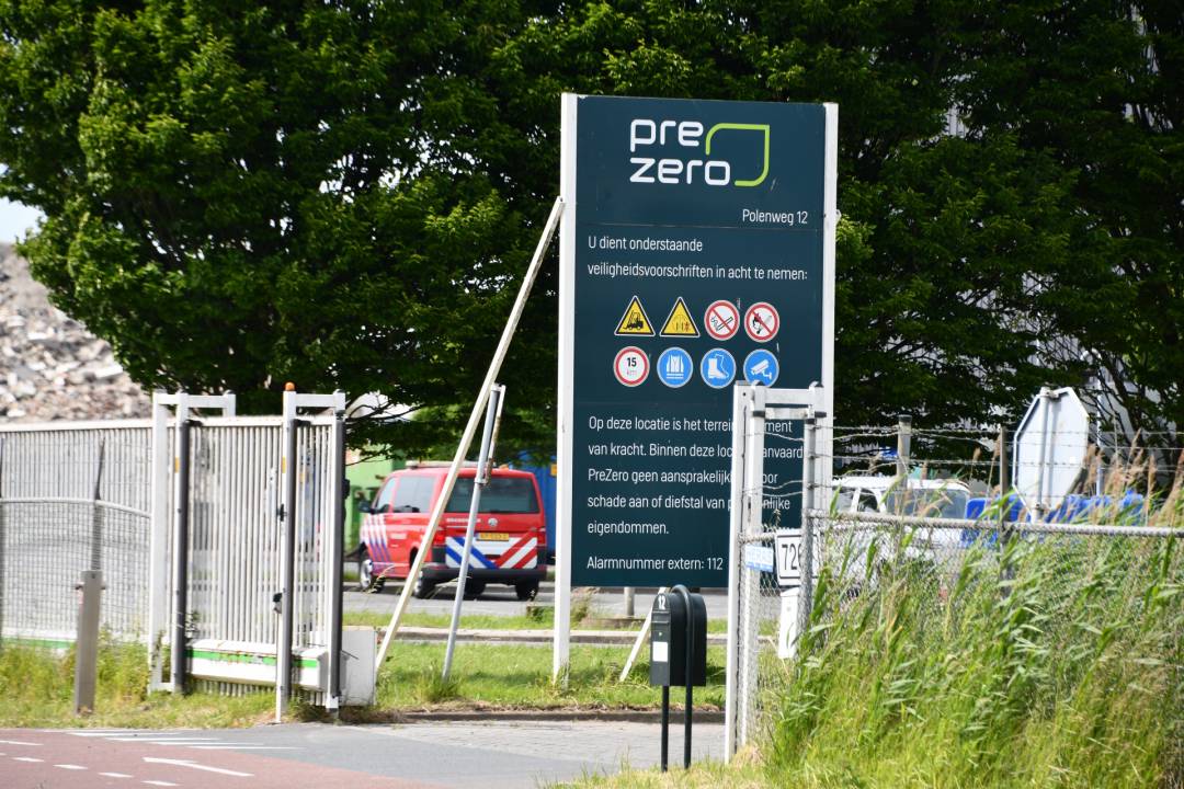 Brandweer bestrijdt brand in loods Vlissingen-Oost