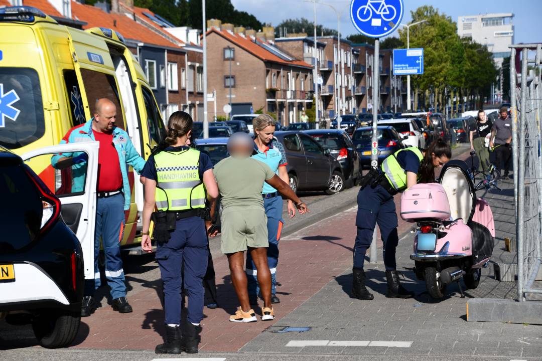 Scooter botst op auto in Vlissingen