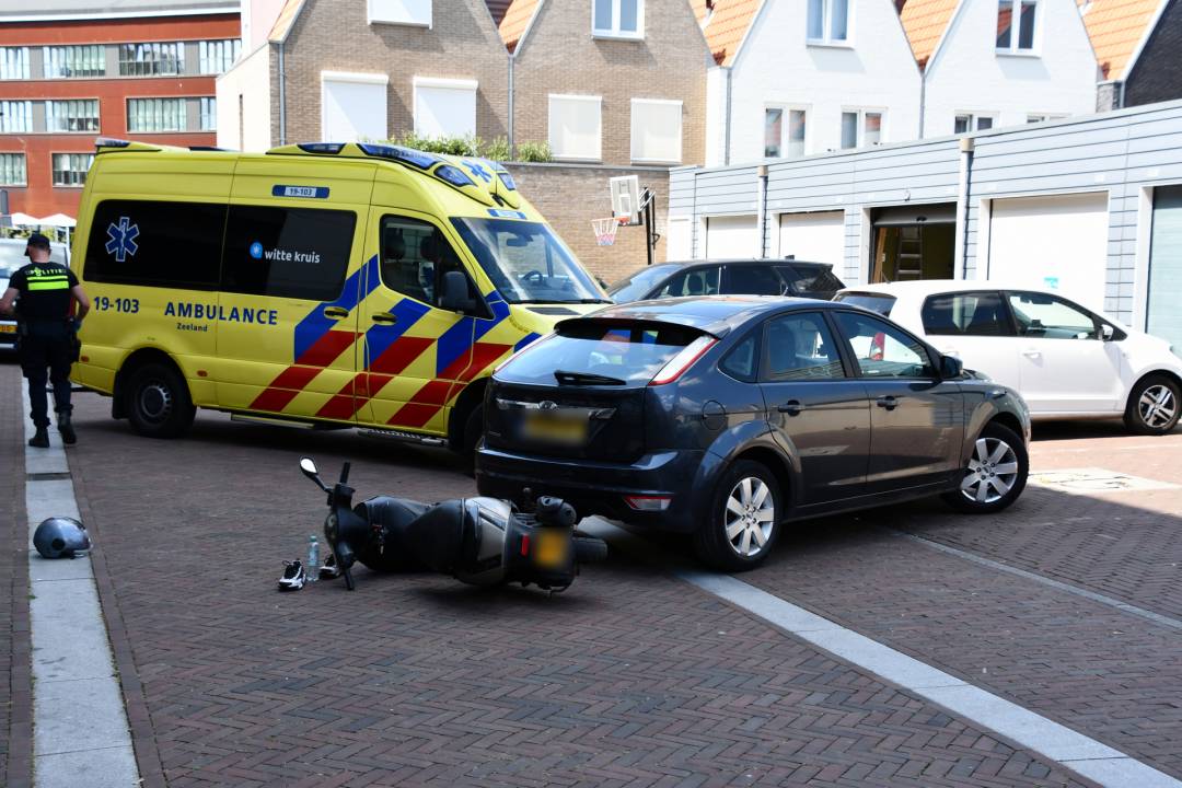 Scooterrijder rijdt op auto in Vlissingen