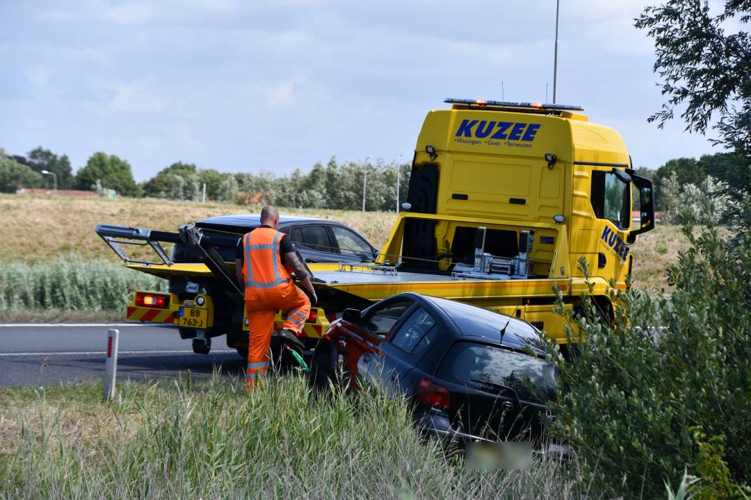Auto in greppel afrit A58 Middelburg