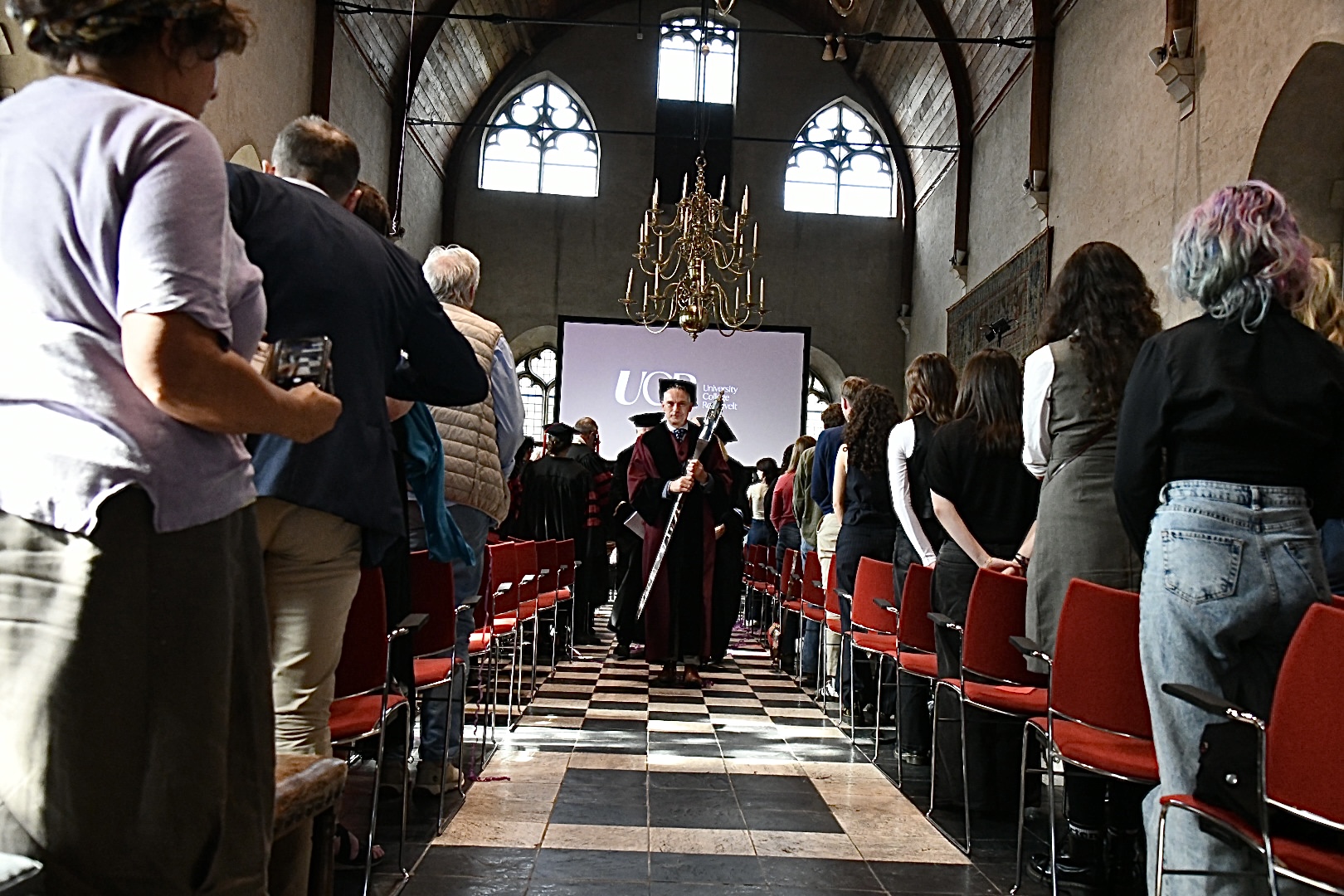 Financiële donderwolken boven UCR