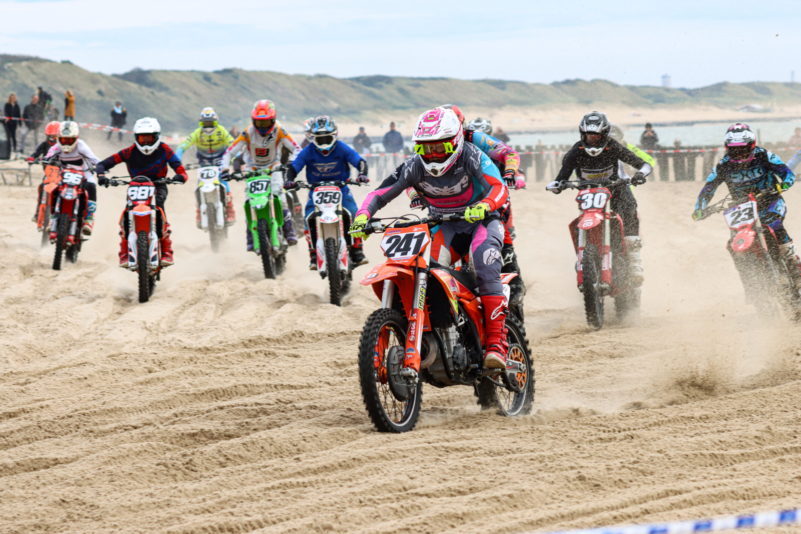 Vijftiende Strandcross Zoutelande: motoren brullen weer in het zware zand
