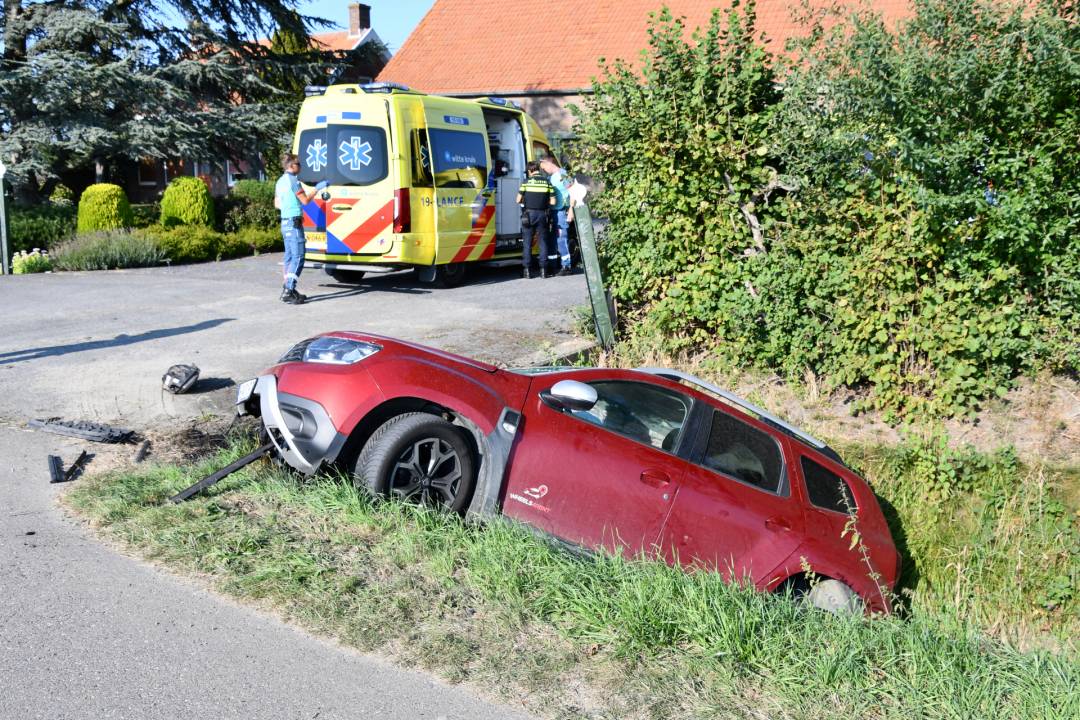 Auto in sloot bij Lewedorp, gewonden naar ziekenhuis