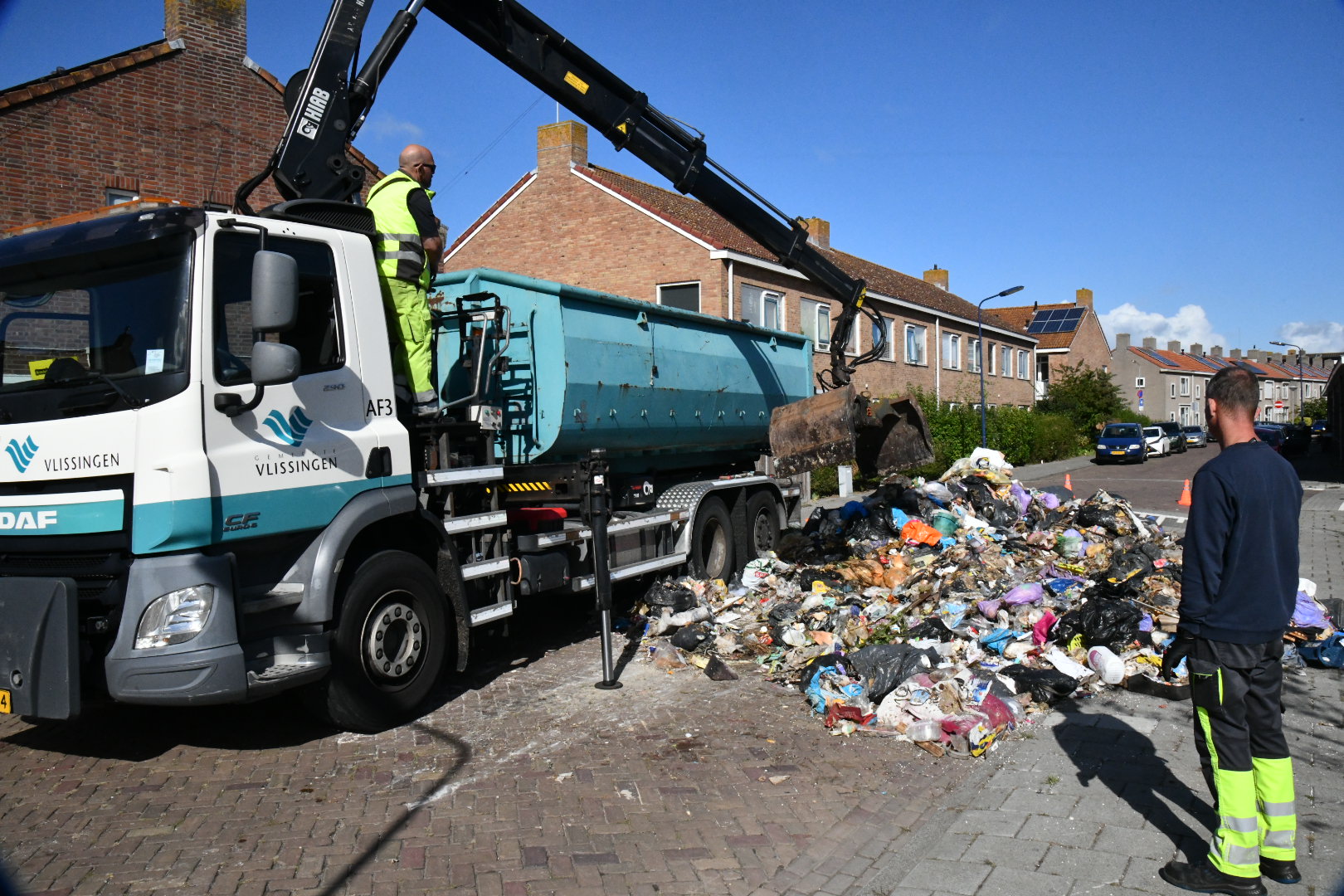 Vuilniswagen dumpt smeulende inhoud