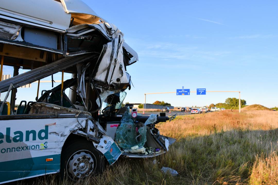 Lijnbus rijdt achterop vrachtwagen, meer dan twintig gewonden