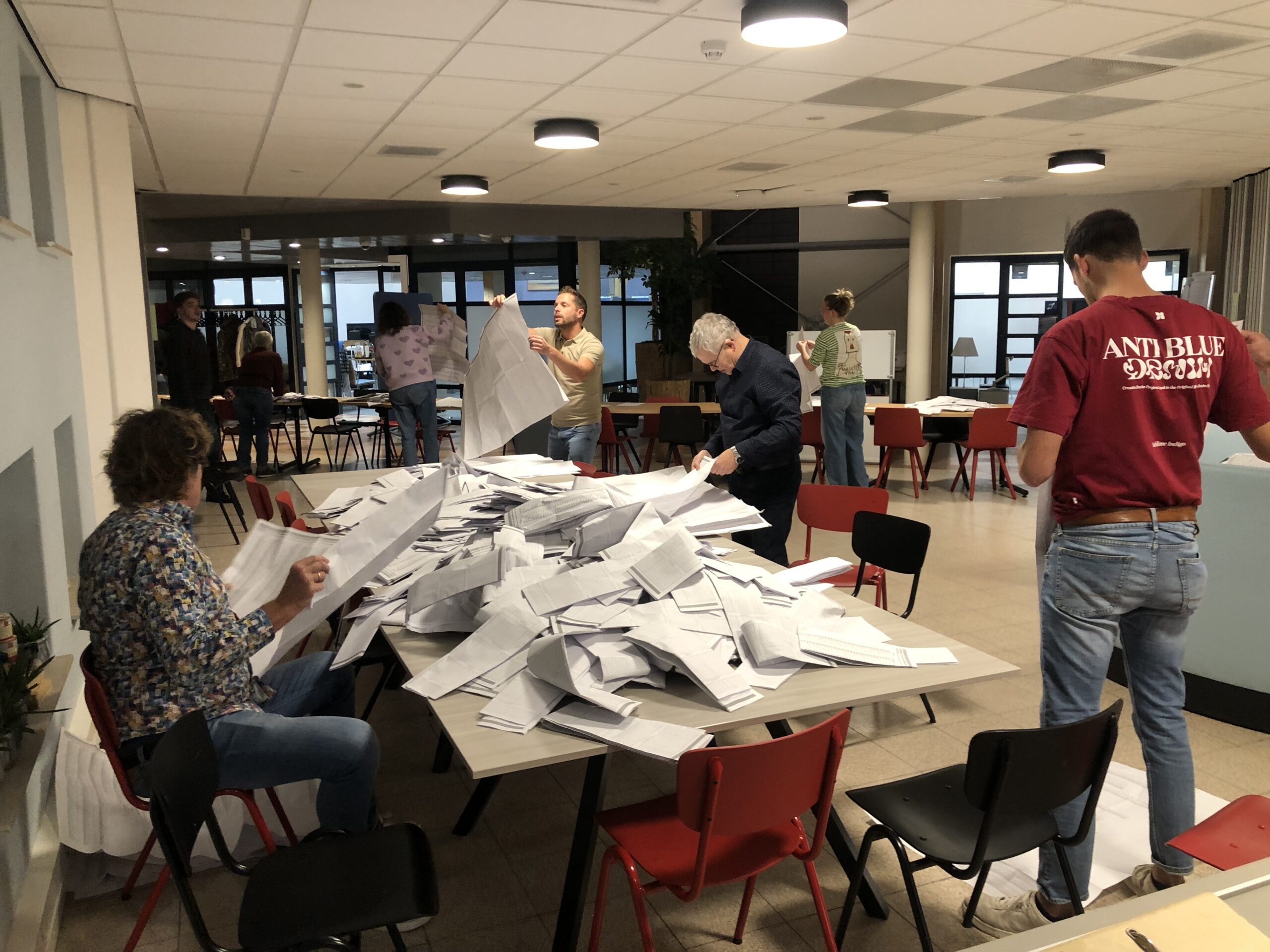 Leden stembureau Domburg trots op opkomst van ruim 96 procent