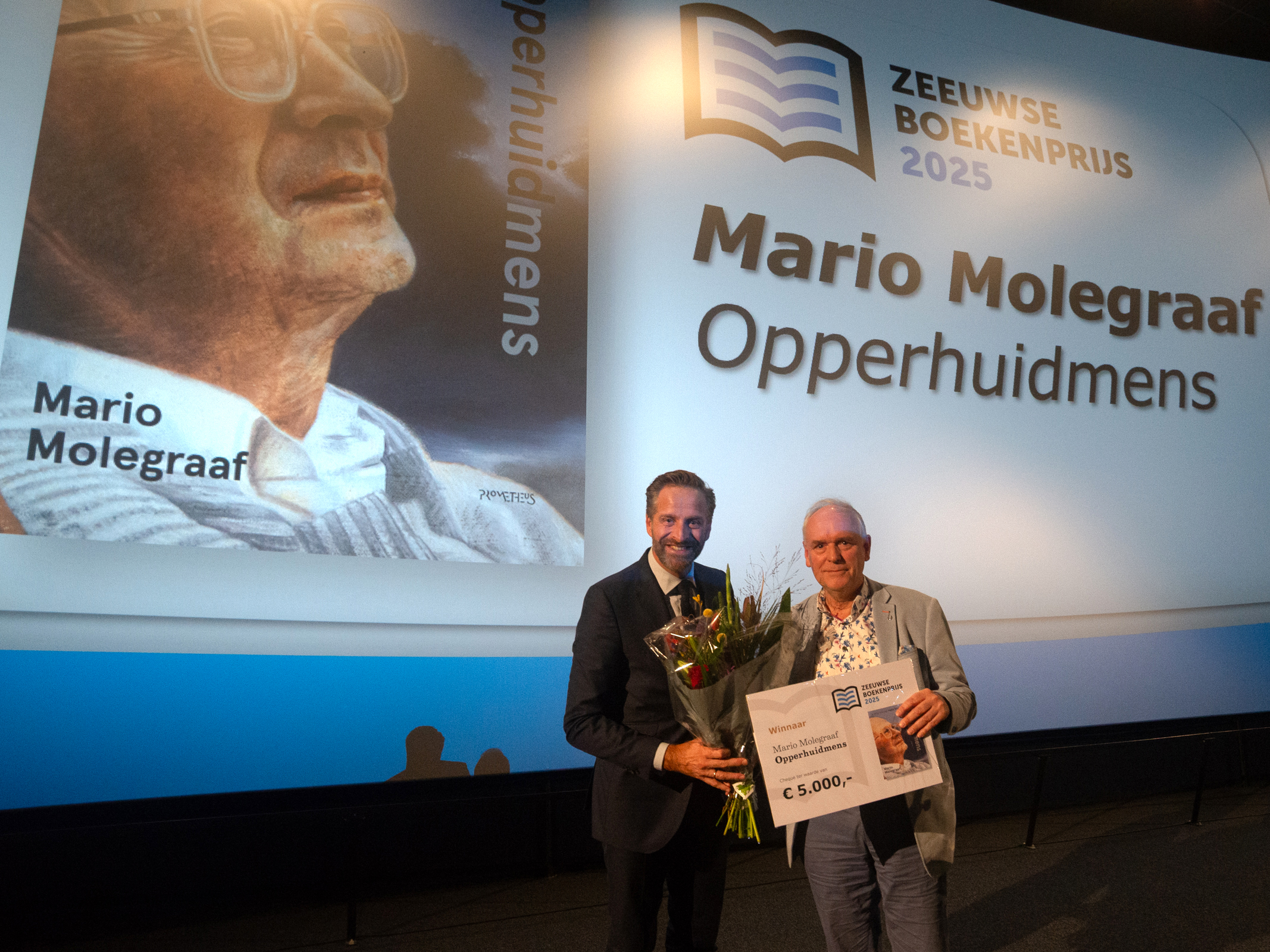 Mario Molegraaf krijgt in Vlissingse bioscoop Pathé Zeeuwse Boekenprijs voor biografie Hans Warren