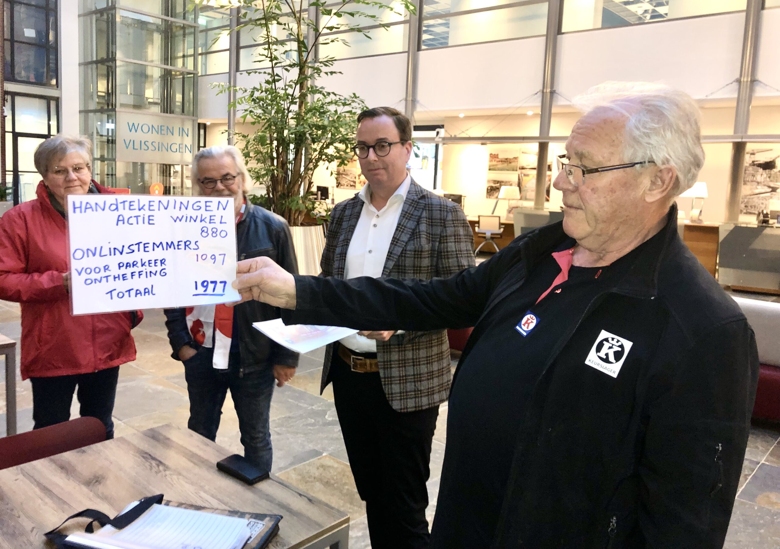 Stapels handtekeningen voor wethouder tegen Vlissings parkeerbeleid