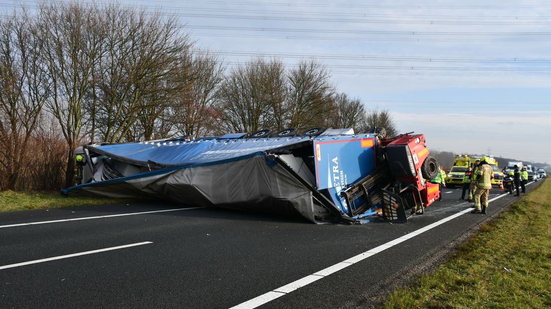 Vrachtwagen gekanteld op A58: weg tot 18:00 uur afgesloten