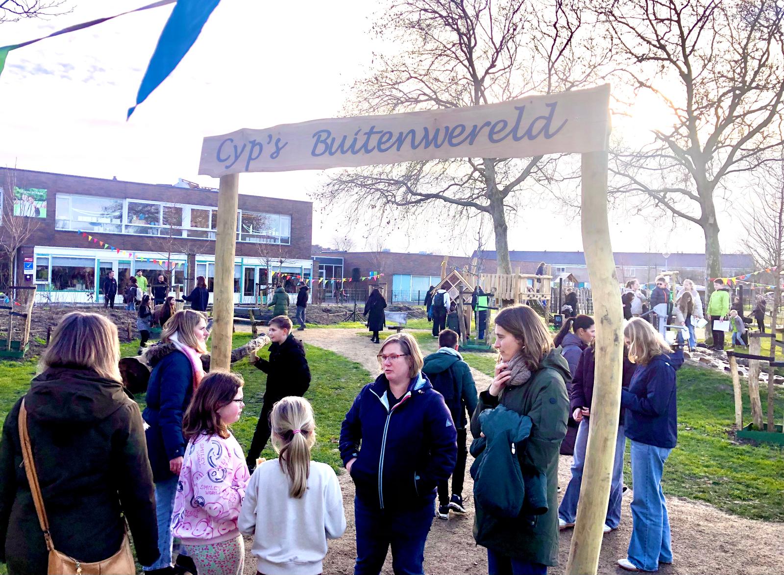Nieuwe schoolplein Cypressenhof geopend