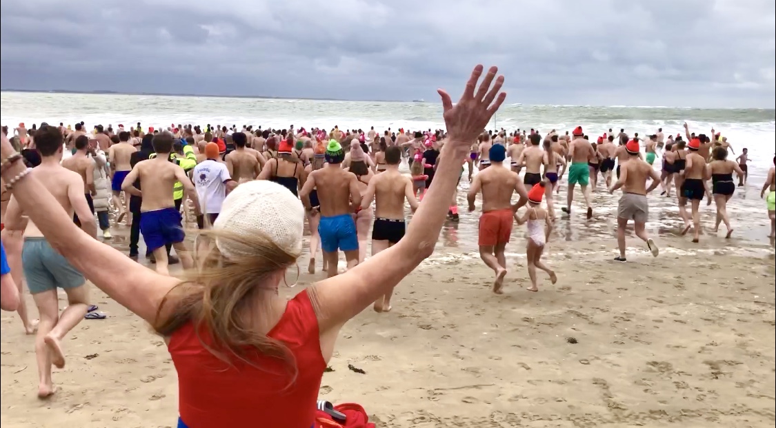 Stevig briesje, hoge zee: ideaal weer voor de traditionele nieuwjaarsduik
