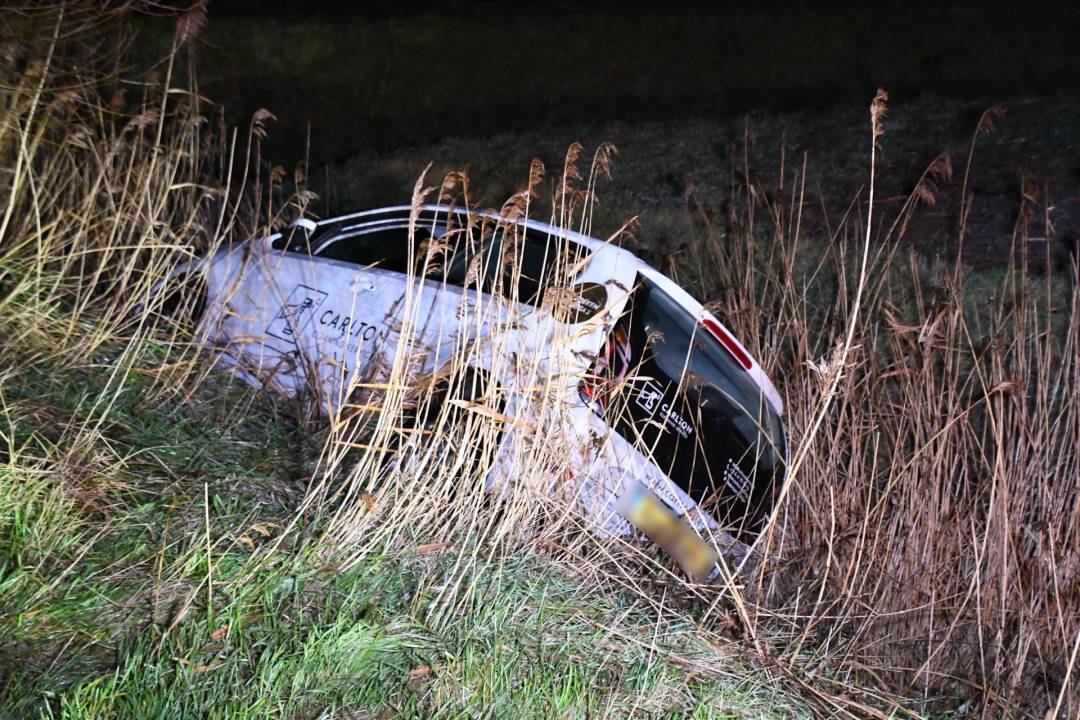 Auto in sloot Koudekerke