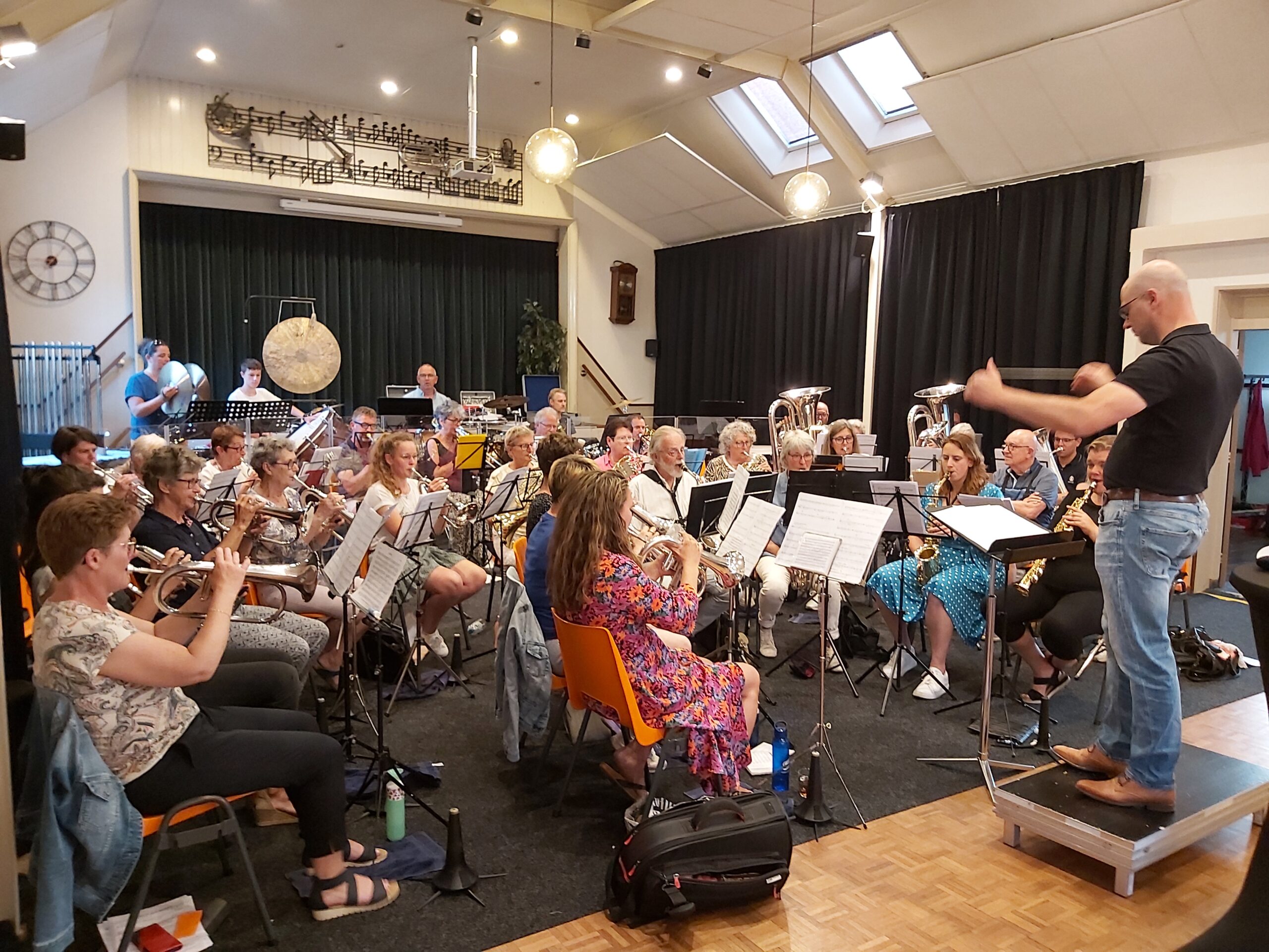 Meespelen met fanfareorkest van Veere’s Genoegen tijdens openbare repetitie