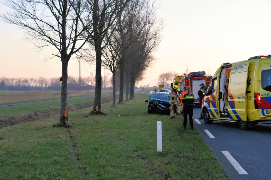 Auto raakt twee bomen bij incident nabij Ritthem