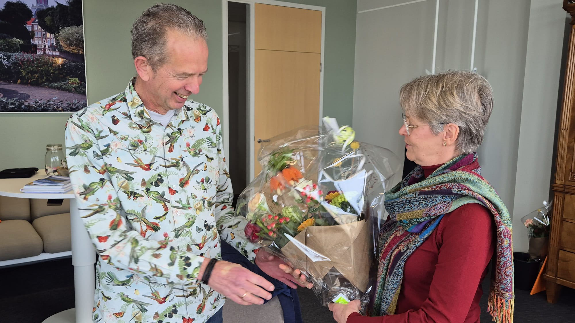 Afzwaaiend consul Oorlogsgravenstichting krijgt zilveren erespeld