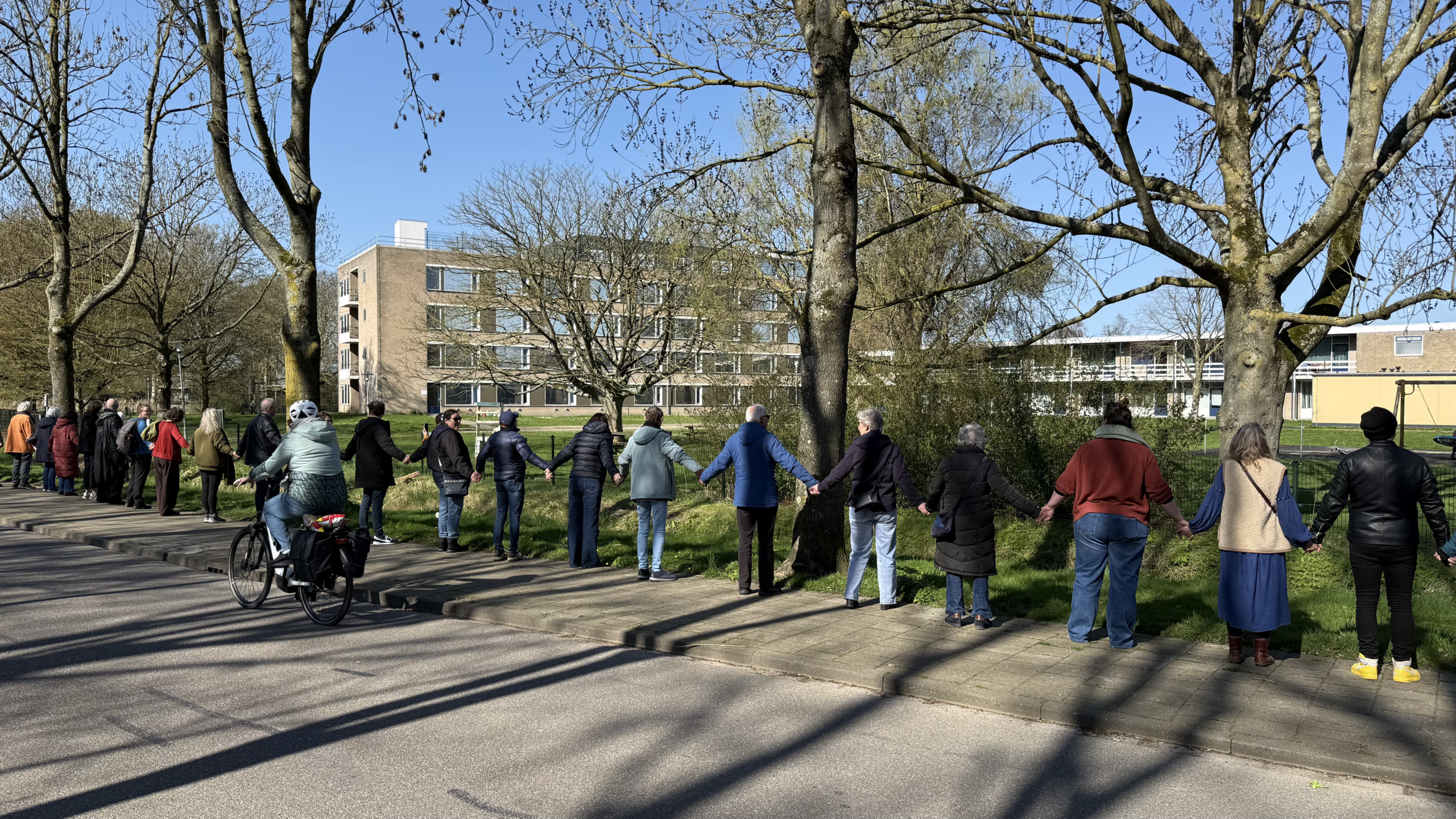 Steunbetuigers zingen voor muzikant Rezan die uitgezet wordt