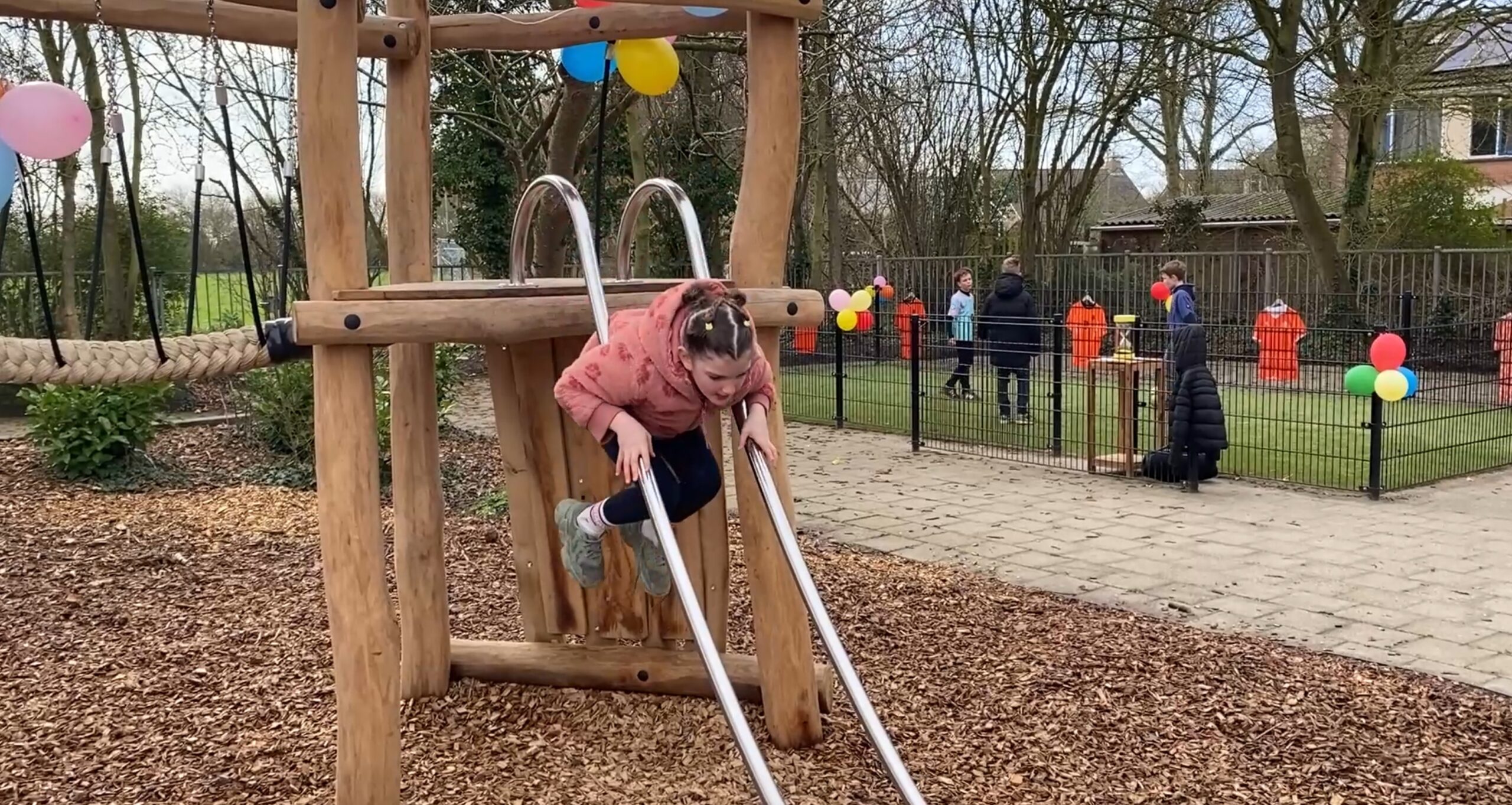 Groen schoolplein Vrouwenpolder geopend