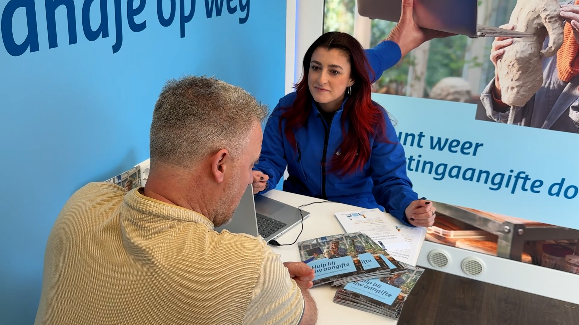 De belastingbus rijdt het centrum van Middelburg in