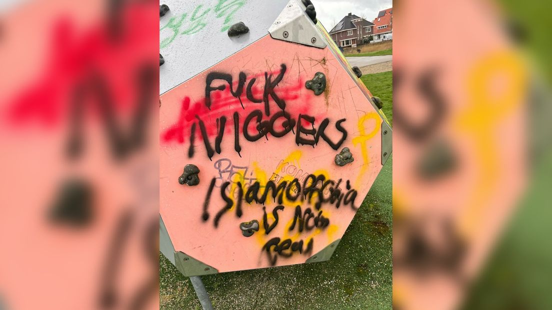 Speeltoestellen beklad met racistische teksten in Middelburg