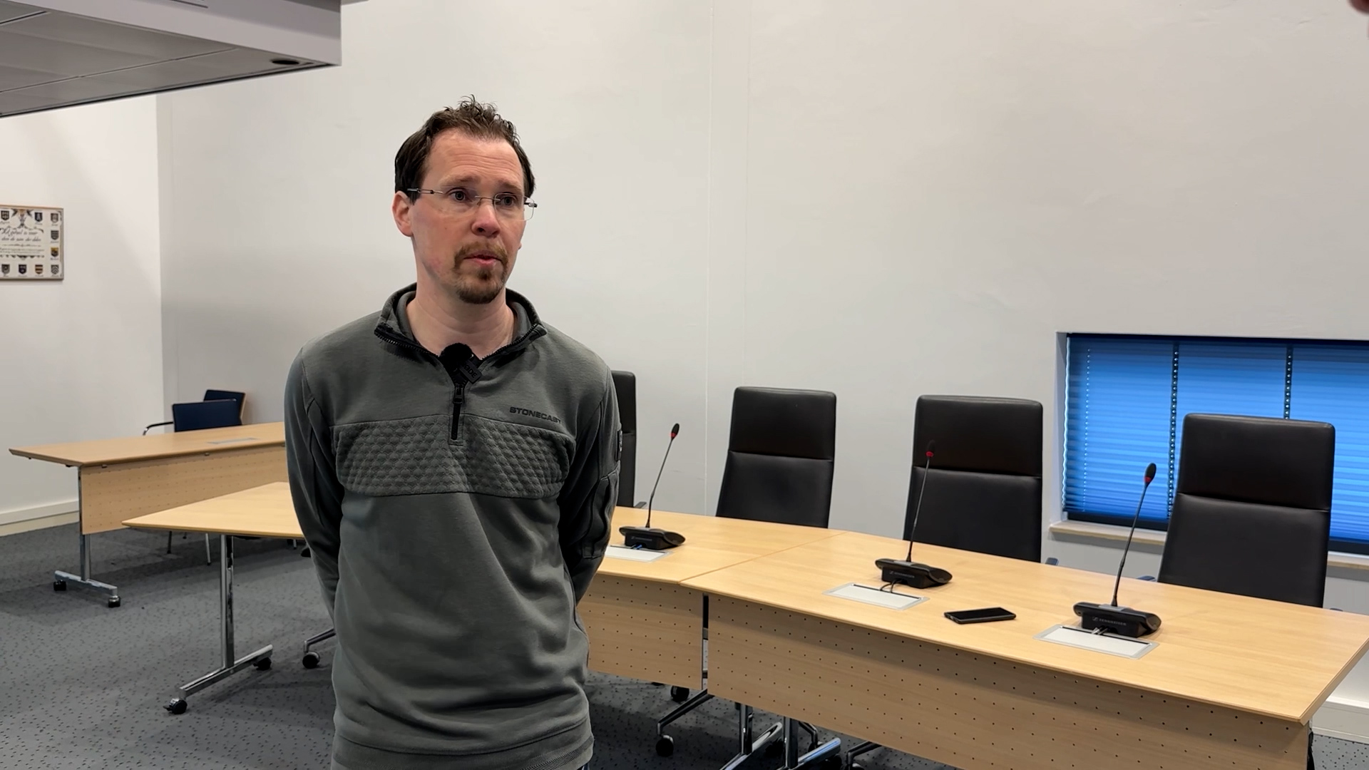 Griffier en raadslid aan het woord over het formatiespel