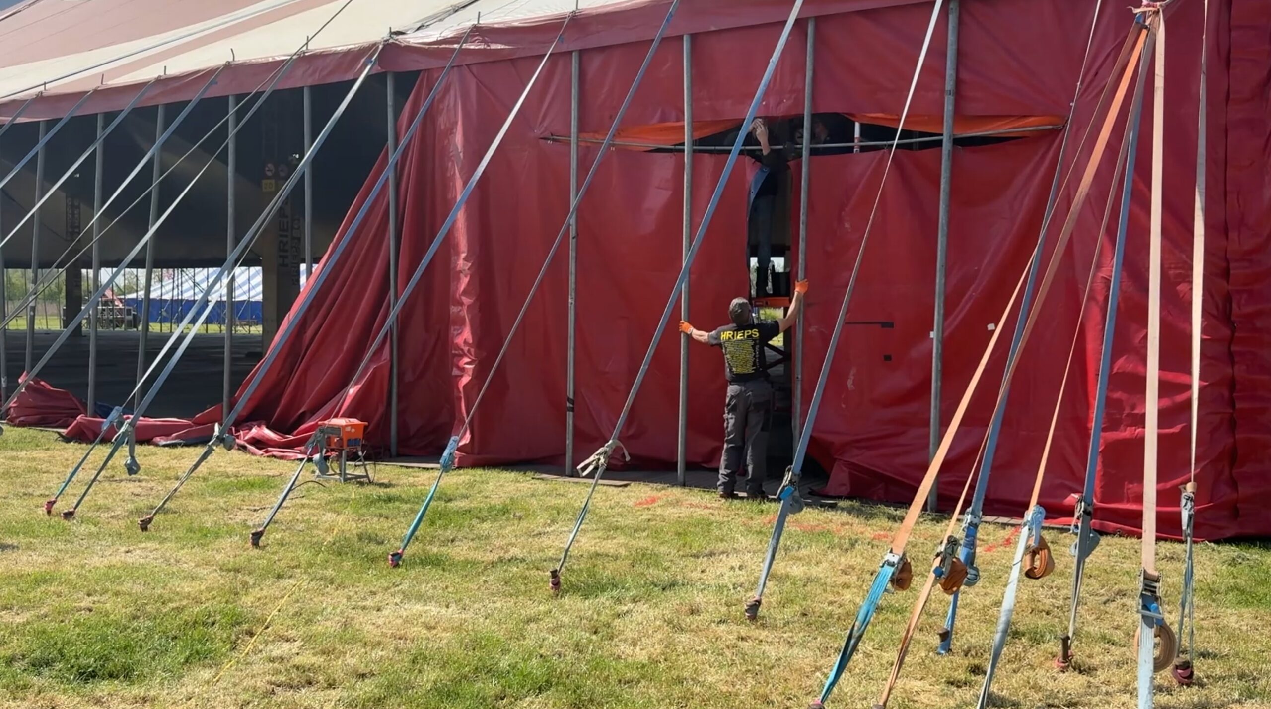 Opbouw muziekfestival Hrieps in volle gang