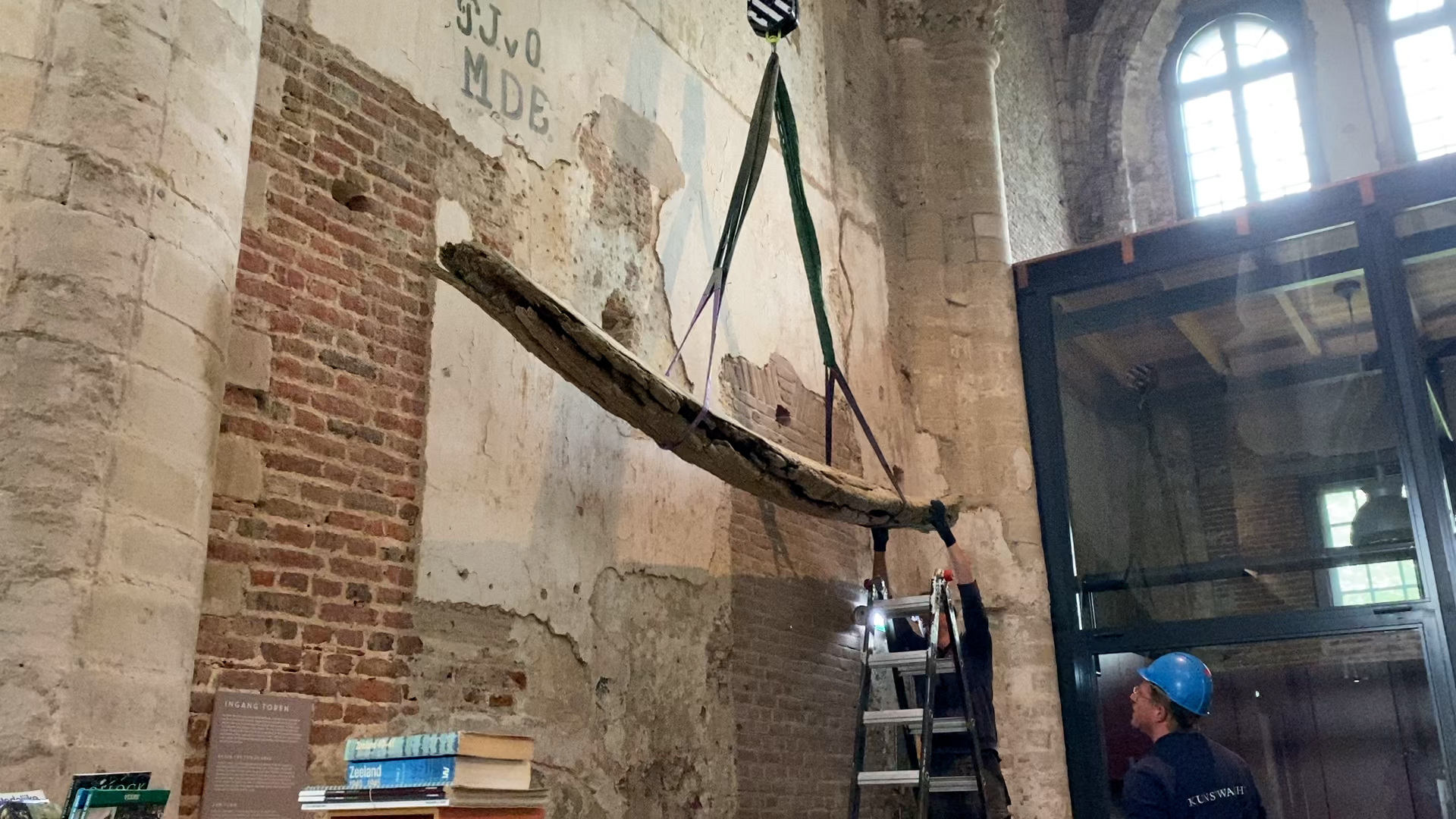Eeuwenoude Veerse walviskaak hangt op nieuwe plek