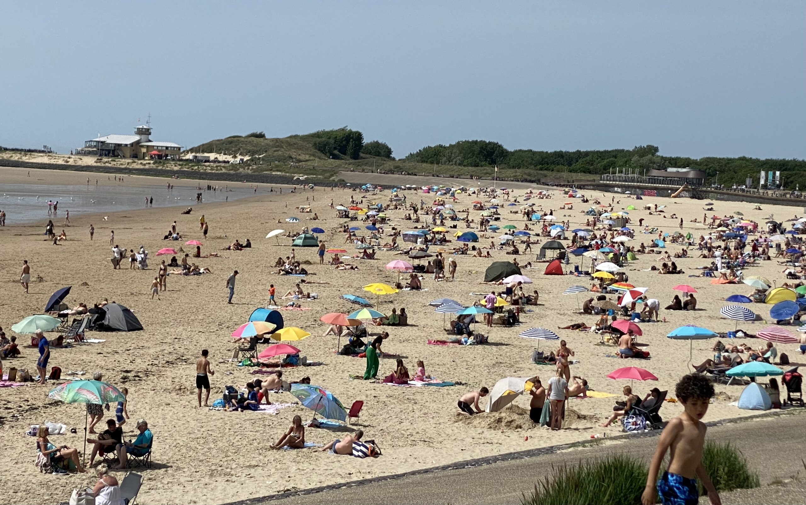 Vlissings Badstrand loopt vol in warm Pinksterweekend