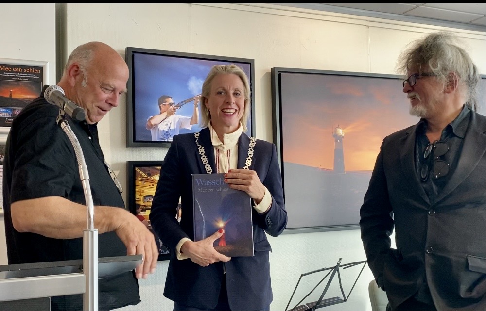 Burgemeester krijgt fraai boek over Westkappelse cultuur