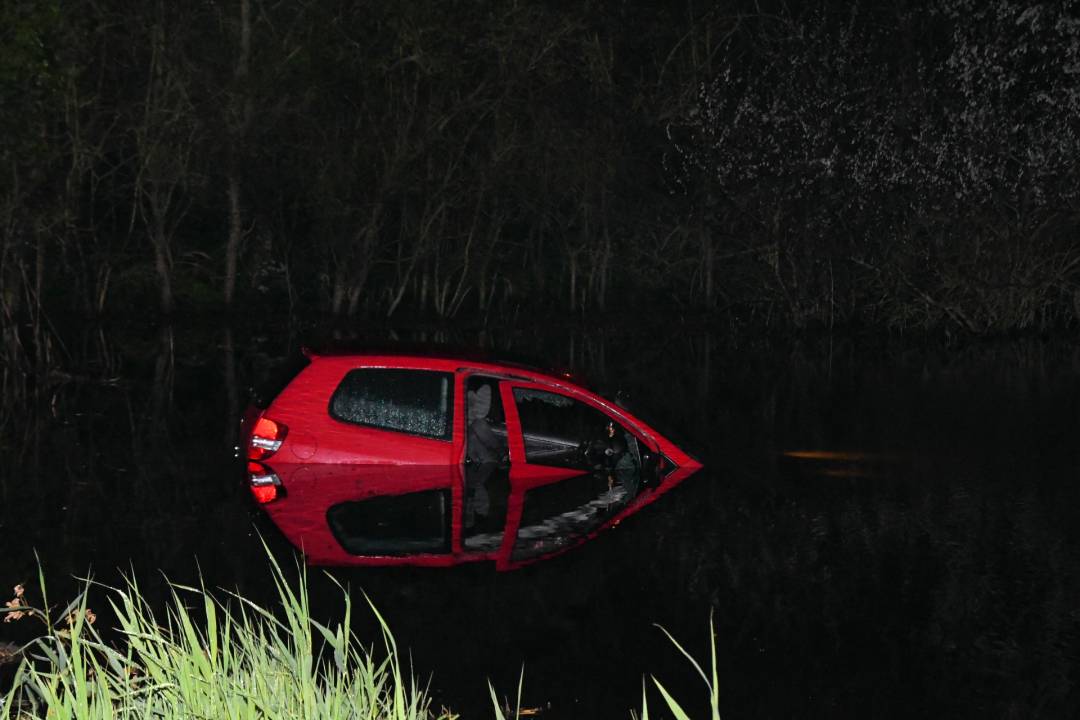 Auto te water aan de Spuikomweg: automobilist aangehouden