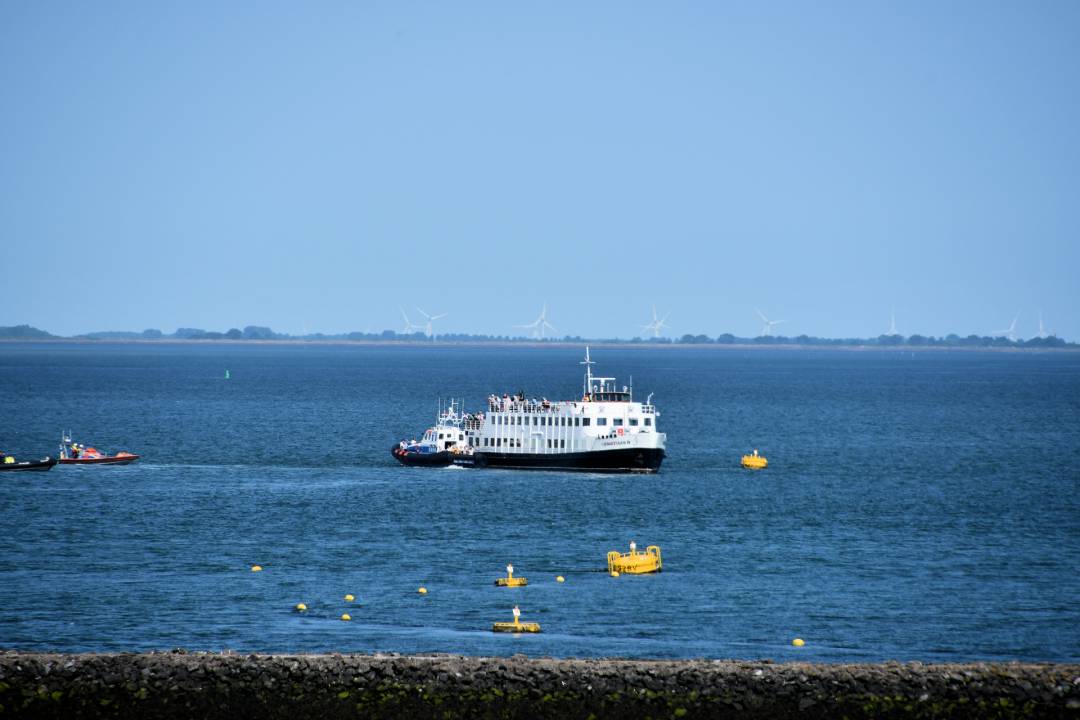 Opvarenden rondvaartboot geëvacueerd bij Neeltje Jans