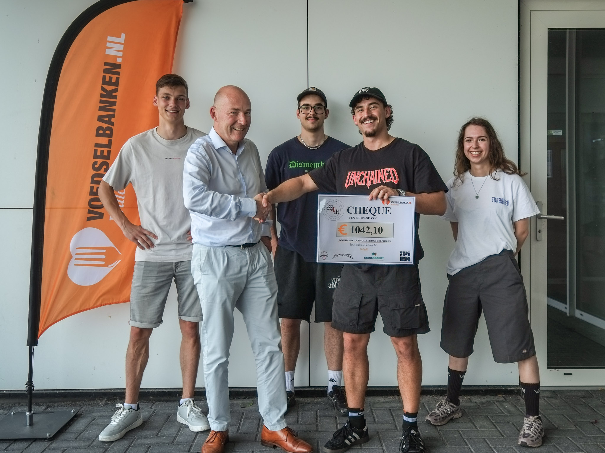 Voedselbank Walcheren krijgt cheque van duizend euro