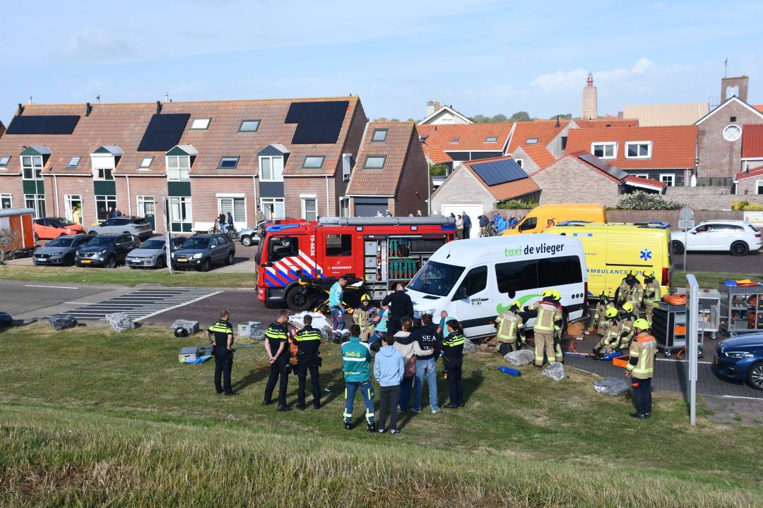 Bromfietser bekneld onder taxi in Westkapelle