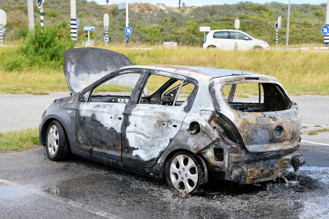 Auto uitgebrand op parkeerplaats bij Veerse Gatdam in Vrouwenpolder