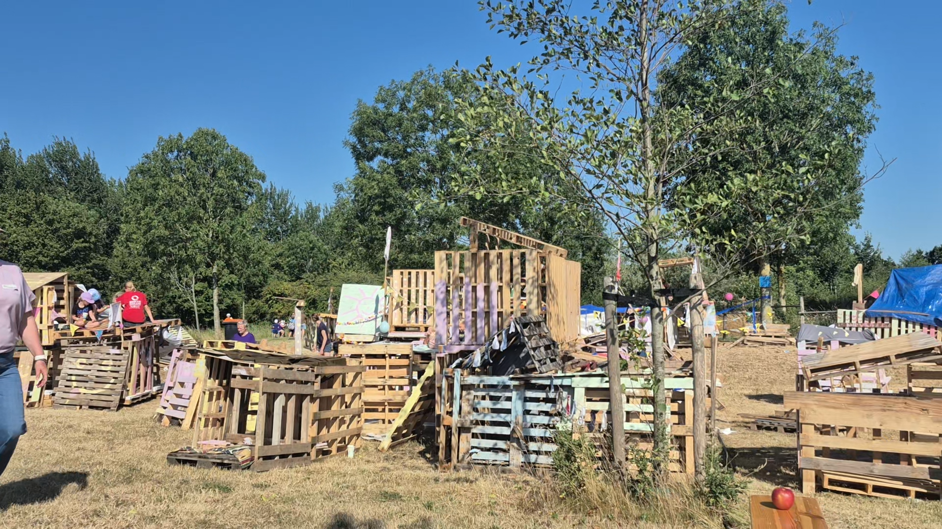 Huttenbouwen op de bouwspeelplaats in Middelburg