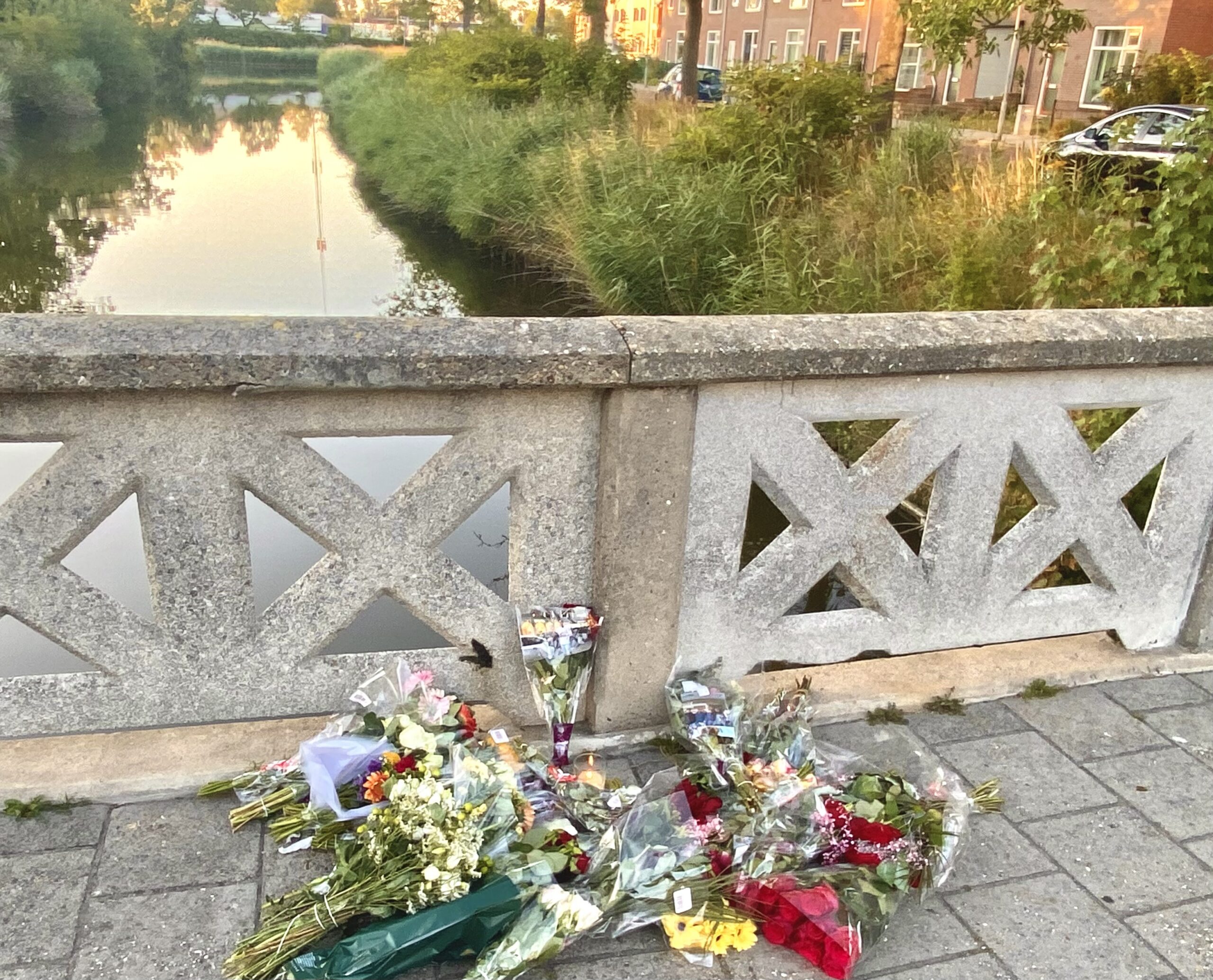 Er brandt een kaarsje op de brug in Vlissingen