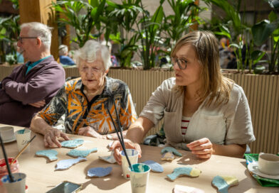 Katja uit Oost-Souburg blaast 100 kaarsjes uit