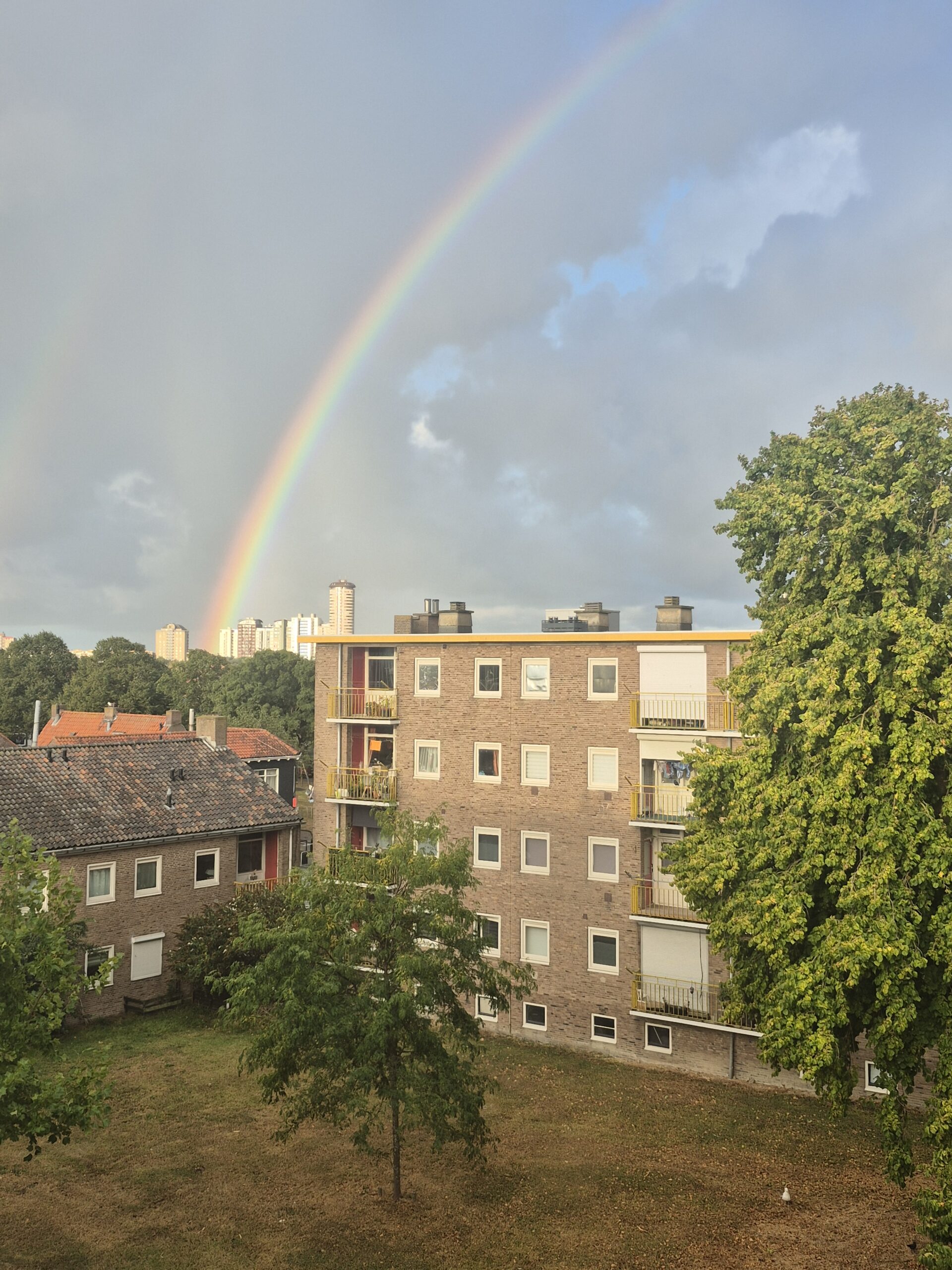 Zon en regen kleuren de lucht boven Walcheren