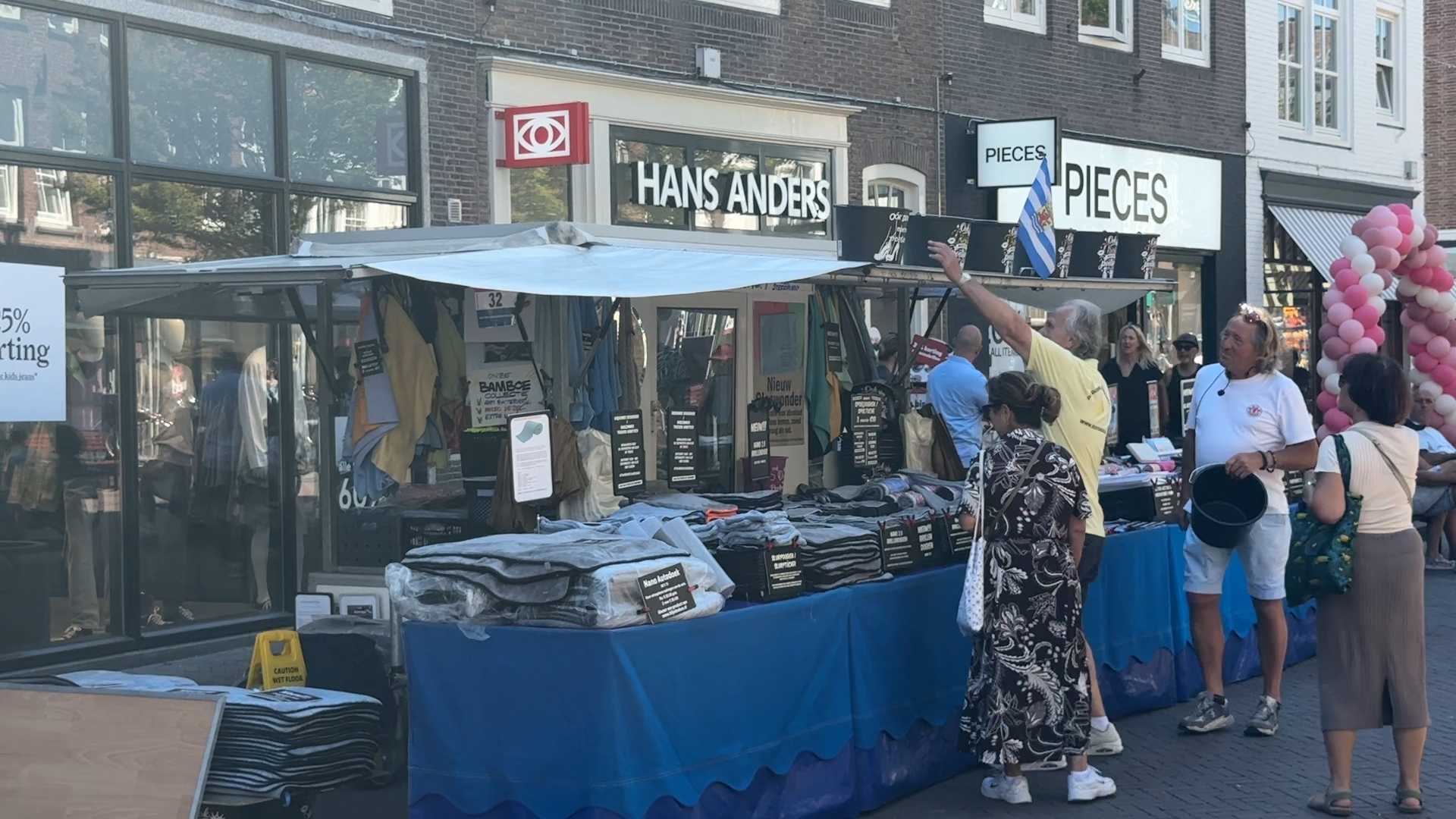 Verkopers strijden om een felbegeerde bokaal tijdens ‘Dolle Donderdag’