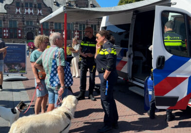 Veel belangstelling voor mobiel politiebureau Middelburg Veel belangstelling voor mobiel politiebureau Middelburg