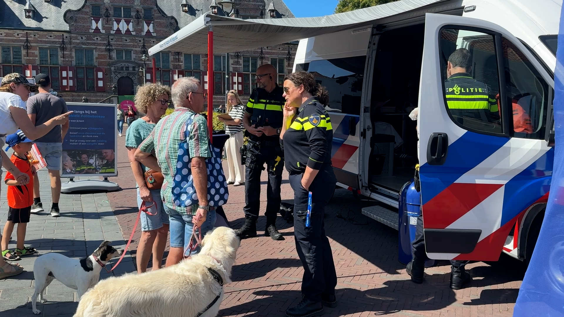 Veel belangstelling voor mobiel politiebureau Middelburg